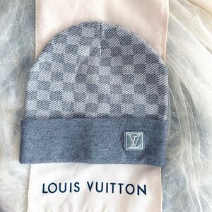 Authentic Louis Vuitton Grey 2024 Neo Petit Damier Be w LV Emblem NWOT 8.5”